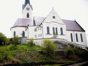 Ansicht von Norden mit Kirche (im Kern Gotisch) über Kirchhofmauer (Wehrgang mit Steinbrüstung im 19 Jh abgetragen) in erhöhter Lage am Ortsrand