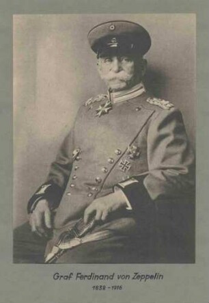 Graf Ferdinand von Zeppelin, General der Kavallerie, Erfinder des Luftschiffs, sitzend in Uniform, Orden und Mütze