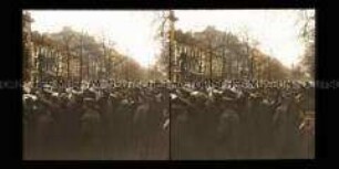 Publikum und berittene Soldaten Unter den Linden, Berlin