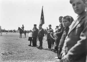 Appell : Appell von Personen in Militäruniformen.