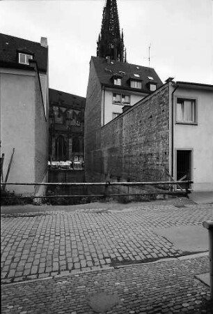Freiburg i. Br.: Durchblick durch eine Baulücke zum Münster