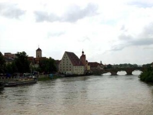 Regensburg: Stadtansicht Altstadt mit Rathausturm und Salzstadel