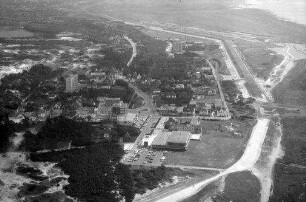 St. Peter-Ording: Lufbild, Gesamtansicht vom Kurort mit Badesteg, vom Meer, mit Wellenbad von Norden