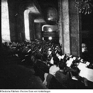Kreuzkirche, Orgel, Spieltisch, Pfeifenwerk. Kreuzchor unter Leitung von Martin Flämig ab 1971. Hofkirche, Orgel von Silbermann, vollendet von Hildebrandt