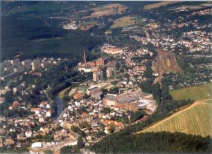 Flöha. Stadtteilansicht zwischen Waldstraße und Bahnhof mit Fluß Zschopau. Luftbild-Schrägaufnahme von Südost