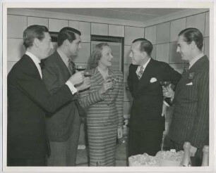 Cary Grant, Marlene Dietrich, Noël Coward und der Earl of Warwick (auch bekannt als Michael Brooke), Verabschiedung von Noël Coward zu einer Reise nach Pago Pago (Los Angeles, Februar 1939) (Archivtitel)