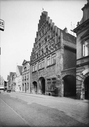 Güstrow, Mühlenstraße 48. Derzsches Haus (um 1530)
