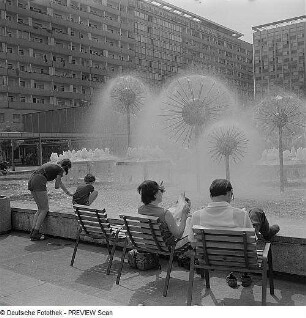 Wasserspiel mit Pusteblumen (Kugelbrunnen) : Dresden. Sich Ausruhendes Paar und Kinder am Brunnenrand der Wasserspiele "Pusteblumen"