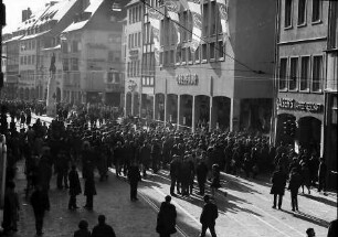 Freiburg: Demonstration gegen Straßenbahntarife; Kaiser-Joseph-Straße mit Demonstranten und Lautsprecherwagen, Richtung Bertoldsbrunnen