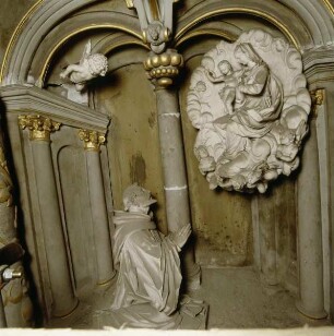 Altar des Heiligen Bernhard — Der Stifter Abt Johannes Dressler vor der Muttergottes kniend; Weibliche Heilige; Engel mit Leidenswerkzeugen