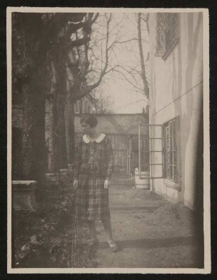 Christiane Zimmer im Garten von Rodaun stehend