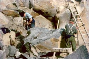 Mühlsteinhauer im Steinbruch