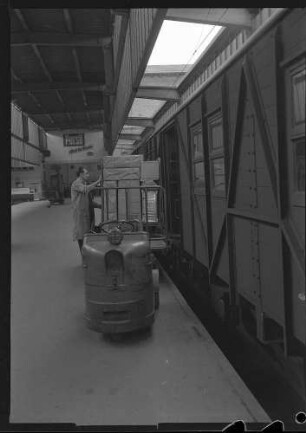Stuttgart, Hbf, Be- und Entladen von Gepäckwagen