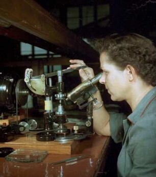 Arbeiterin beim Fertigen eines optischen Gerätes des VEB Carl Zeiss Jena