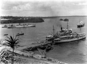 Hafen von Malabo : Blick auf den Hafen von Malabo. Im Hintergrund ist das deutsche Dampfschiff "Pionier" zu erkennen.