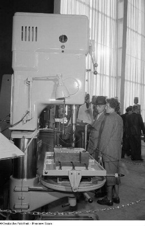 Besucher vor Maschinen der Leipziger Herbstmesse 1954