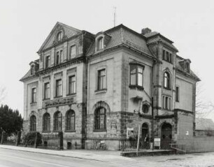 Neugersdorf, Sparkasse : Neugersdorf. Wohn- und Geschäftshaus (Ende 19. Jahrhundert), Sparkasse, Zittauer Straße 4. Eckansicht