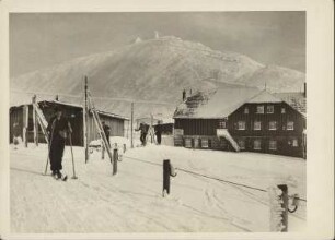 Tschechien. Böhmen. Blick über die 1847 erbaute Riesenbaude (Obří Bouda) zur Schneekoppe