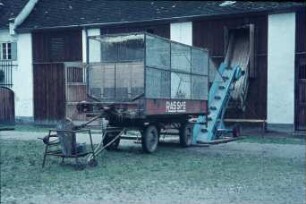Fotografie: Ein- und Auslagerungstechnik, Betriebsgebäude, Förderband, Höhenförderer, Gelenkwelle, Elektromotor, Zweiachsanhänger