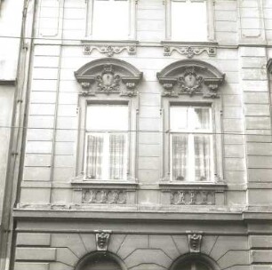 Cottbus, Straße der Jugend 160. Wohnhaus (um 1895). Fenster (1. OG)