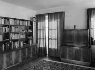 Möbel. Wohnzimmer mit Anbaumöbeln. Holz (um 1950)