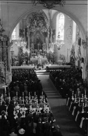St. Märgen: Erstkommunikanten in der Kirche; Blick zum Altar von oben