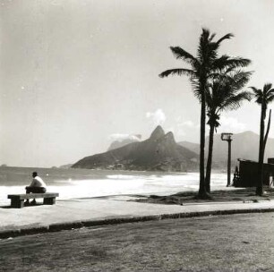 Rio de Janeiro, Brasilien. Blick vom Ponta do Arpoador nach Westen über den Atlantik gegen die Pedra Dois Irmãos (Zwillingsbrüder)
