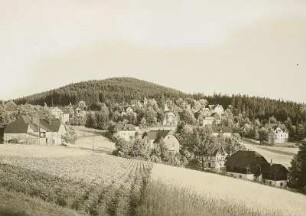 Bärenfels. Ortsteilansicht mit Spitzberg (750 m) von Norden