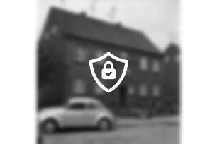 Hebbelstraße: Wohnhaus der Gemeinnützigen Wohnstättengenossenschaft e.G. Bad Oldesloe: davor Kinder und Gokart: vorn links VW Käfer