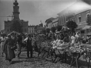 Markt in Kezmarok : Der Markt in Kezmarok mit vielen Einkäufern und Ständen. Im Hintergrund steht das Rathaus.