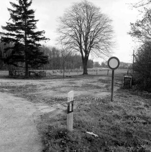 Tremsbüttel-Dorf: Rehbrook: Kreisstraße Richtung Hammoor: Straßensperrung wegen Straßenaufhebung und Neubau der Bundesstraße B 404: dahinter Wald: rechts Straßenschild, dahinter Milchbock