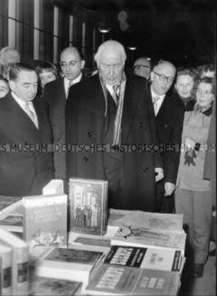 Bundespräsident Theodor Heuss besucht die Internationale Buchausstellung am Funkturm