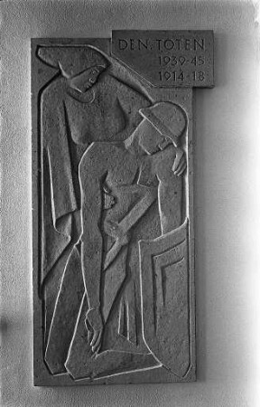 Schaffung eines Ehrenmals für die im 1. und 2. Weltkrieg gefallenen Schüler des Bismarckgymnasiums durch Bildhauer Hans Graef.