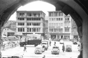 Stuttgart: Marktplatz aus dem Bogen des Rathauses