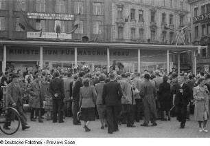 Besucher der Leipziger Herbstmesse 1954 vor einer Maschinenbau-Ausstellungshalle