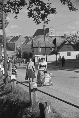 Gedenkfeier zu Ehren von Jakub Bart-Ćišinski in Panschwitz-Kuckau. : Wopomnjenska swjatočnosć k česći Jakuba Barta-Ćišinskeho w Pančicach-Kukowje.