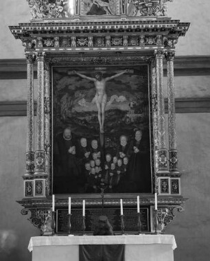 Altarbild: Christus am Kreuz mit kurfürstlicher Familie (Kurfürst August)