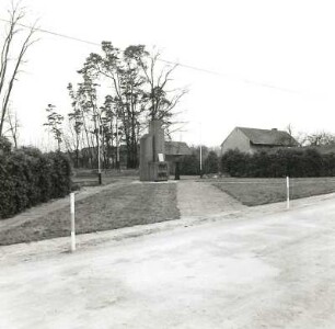 Neuhausen/Spree-Haasow. Sowjetischer Ehrenfriedhof. Ehrenmal (nach 1945). Straßenansicht