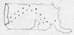 Fragment eines Diadems (?) aus dünnem Blech. Als Verzierung sind kleine Punkte in zwei Reihen eingetrieben, die wellenförmig angeordnet gewesen zu sein scheinen