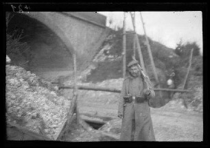 Saint-Laurent (=Saint-Laurent-Blangy, Dep. Pas-de-Calais, Frankreich): Soldat im Mantel mit Munitionsgürtel und Gewehr vor einem "Bahndamm"
