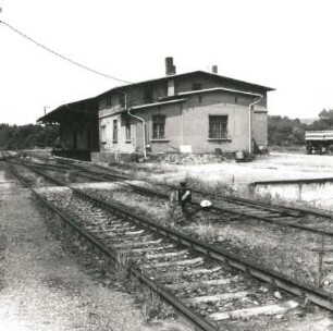 Colditz, Bahnhofstraße 39. Bahnhof (1870/1880). Geräteschuppen I. Ansicht über die Gleise