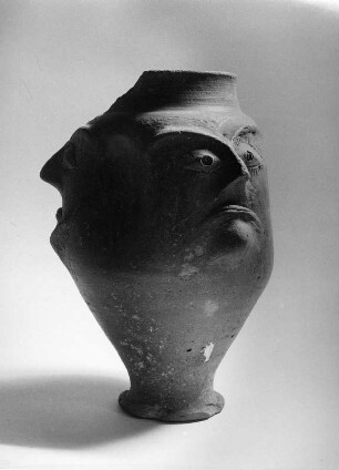 Gesichtsurne : Gesichtsurne. Ton (201/300). Klagenfurt: Landesmuseum für Kärnten, Provinzialrömische Archäologie