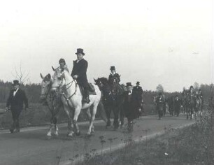 Osterreiter in Sollschwitz : Gesellschaftliche Volkskultur - Frühling. Ort: Sulšecy / Sollschwitz. Wittichenauer Osterreiter am späten Nachmittag vor Sollschwitz