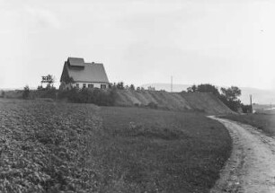 Schacht und Abraumhalde : Betriebsgebäude mit Schacht. Rechts daneben die Abraumhalde.