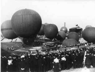 Jena? Ballonfahrertreffen. Startplatz für Ballonfahrt. Vorbereitung der Ballons für den Aufstieg