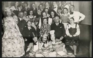 Gruppenportrait : Postkarte mit Gruppenbildnis einer kostümierten Gesellschaft