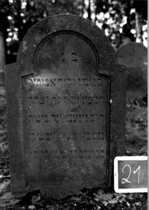 Grabstein 21 (Index: 100111045) Material: Sandstein Zustand: gut Maße HxBxT: 84x48x12 cm Beschreibung: Stele, schräg eingezogener Rundbogenabschluß, Schriftfeld eingetieft Besonderheit: Kindergrab: Grabstein 21