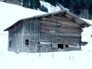 Verfallenes Holzhaus im Schnee (Altersgruppe S)