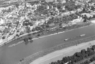 Dresden-Pieschen. Elbe mit Frachtschiff, Pieschener Hafen (1856/1859) und Wohnbebauung zwischen Leipziger Straße und Konkordienstraße. Luftbild-Schrägaufnahme nach Nordosten