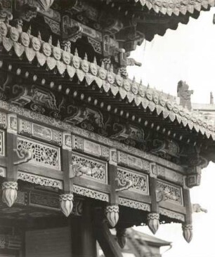 Ulan Bator. Tempelpalast des Bogdo (1901/1916). Kraggebälk der ersten Dachstufe mit reicher Verzierung durch Schnitzwerk und Malerei